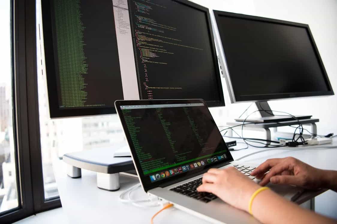 5 Real-World Examples of AI-Enhanced App Development